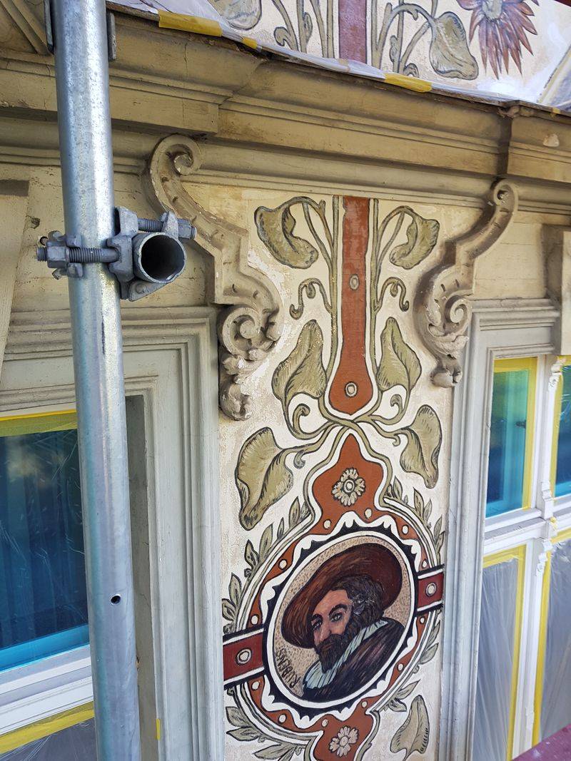 Auf den Dispersionsgebundenen Untergründen wurde ein Sol - Wasserglas + Silikat mit einem Emulgator als additiv für polymehre Beschichtungsaufbauten und synthetische Dispersionsbindemitteln angemischt. Dieses dient zur Festigung und Haftung auf schwierigen Untergründen wie auf den mit Dispersionsfarben beschichteten unteren Bereichen.